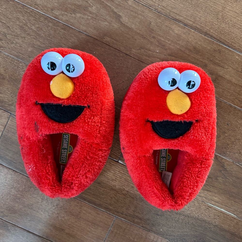🟥 Adorable Elmo Slippers for Kids (Size 9-10) 🟥